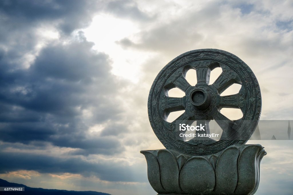 Kinh Chuyển Pháp Luân (SN 56.11): Tứ Diệu Đế – Bốn chân lý vi diệu về sự đau khổ là&nbsp;gì?